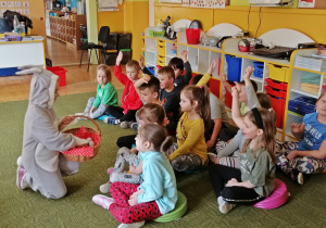 Wielkanocny zajączek obdarowuje dzieci jakiem z niespodzianką