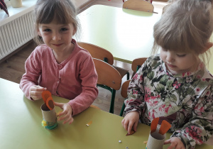 Dzieci wykonują zajączki z papieru