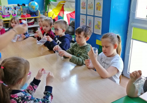 Dzieci zamykają w woreczkach żel do włosów
