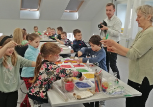 Dzieci cieszą się ze wspólnego ozdabiania pisanek