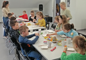 Dzieci wybierają materiał do ozdabiania jajek