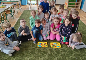 Dzieci przedstawiają wykonane przez siebie prace