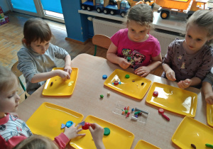 Dziewczynki wykonują eko-zabawki z materiałów wtórnych