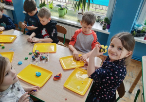 Przedszkolaki wykonują zwierzątka z materiałów wtórnych