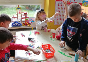 Dzieci tną włóczkę na włosy dla Ekoludka