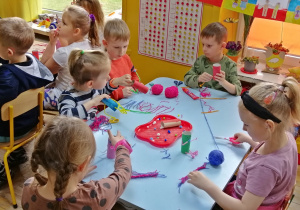 Dzieci wykonują Ekoludka z surowców wtórnych