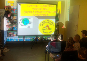 Dzieci oglądają ilustrację ziemi wyświetlaną na ekranie
