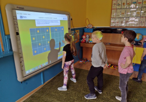 Dzieci używają tablicy interaktywnej