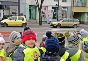 Dzieci obserwują jadące auta jako źródło dymu - spaliny