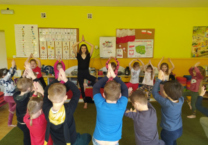 Dzieci naśladują pozycję drzewa
