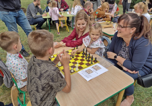 Dzieci i rodzice grają w szachy