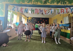 Dzieci tańczą do utworu Toca toca