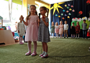 Dziewczynki recytują wiersz Dwie połówki