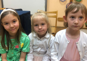 Dziewczynki oglądają występ innych przedszkolaków