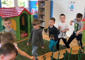 Dzieci biorą udział w zabawie "Tańczące krzesełka"