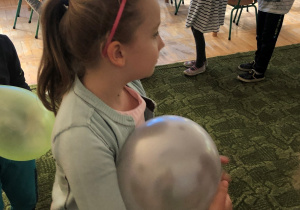 Dzieci chodzą po kole z balonami