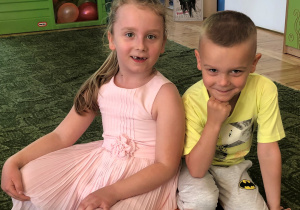 Zwycięzcy zabawy pozują do zdjęcia