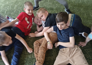 Dziewczyny się przytulają