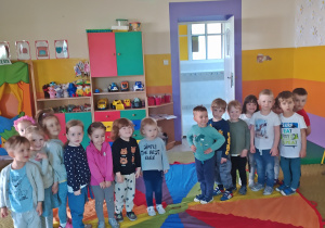Dzieci stają na kolorze żółtym