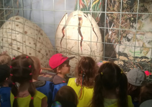 Dzieci na wycieczce w Dinoparku