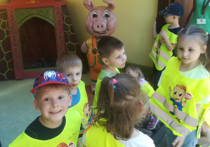 Dzieci przy chatce "Trzech świnek"