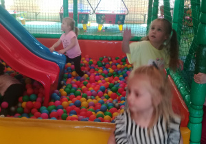 Dzieci w sali zabaw w Dinoparku