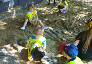 Dzieci szukają szkieletu dinozaura