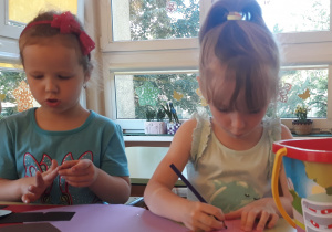 Dziewczynki wykonują pracę z papieru