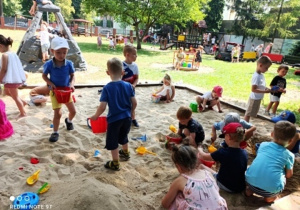 Dzieci bawią się w piaskownicy.