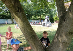 Dzieci bawią się na placu.