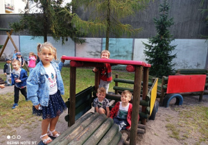 Dzieci w lokomotywie.