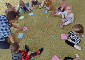 Dzieci ozdabiają kolorowe kartki
