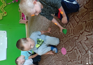 Dzieci łącza połówki kropek