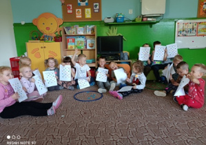 Dzieci pokazują swoje prace
