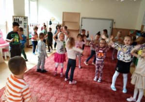 5-6 latki bawią się przy piosence