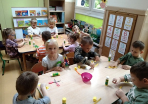 5-6 lattki wykonują pracę plastyczną