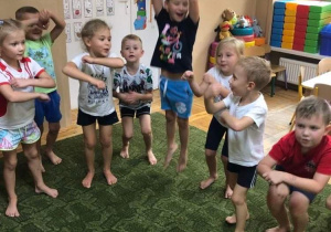 Dzieci stoją w strojach gimnastycznych