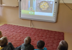 Dzieci poznają sposoby serwowania grzybów