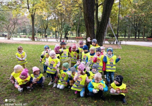 Dzieci stoją w parku