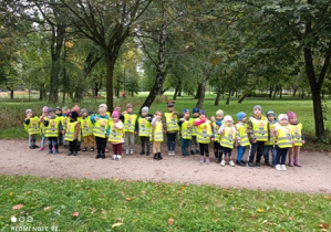 Grupa dzieci stoi na ścieżce w parku