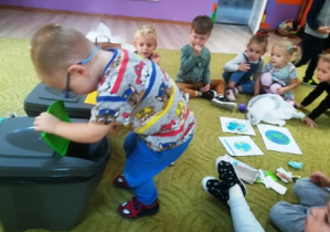 Dzieci segregują odpady