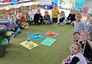 Dzieci podczas zajęć uczą się zasad segregacji odpadów