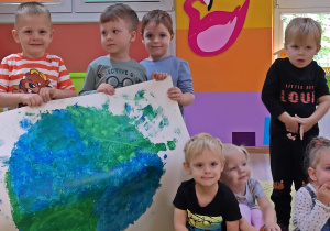 Dzieci uśmiechają się do zdjęcia