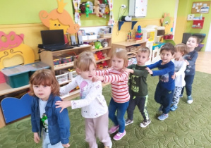 Dzieci bawią się w pociąg.
