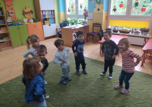 Dzieci poruszają bioderkami do muzyki.