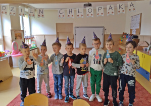 Chłopcy obdarowani prezentami pozują do zdjecia
