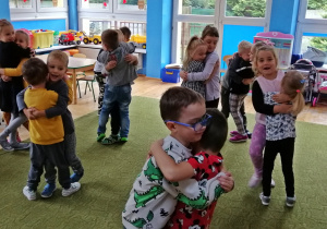 Dzieci w serdecznych uściskach podczas zabawy muzycznej