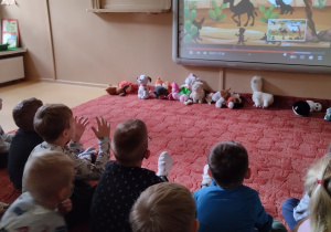 Dzieci oglądają prezentację