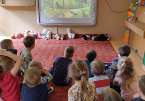 Dzieci oglądają prezentcję