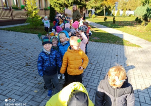 Dzieci stoją w parach na chodniku